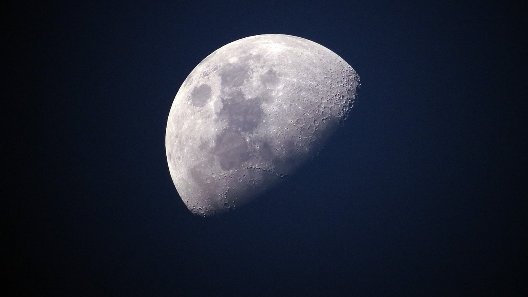 Der Mond fast zur Hälfte im Schatten verdeckt