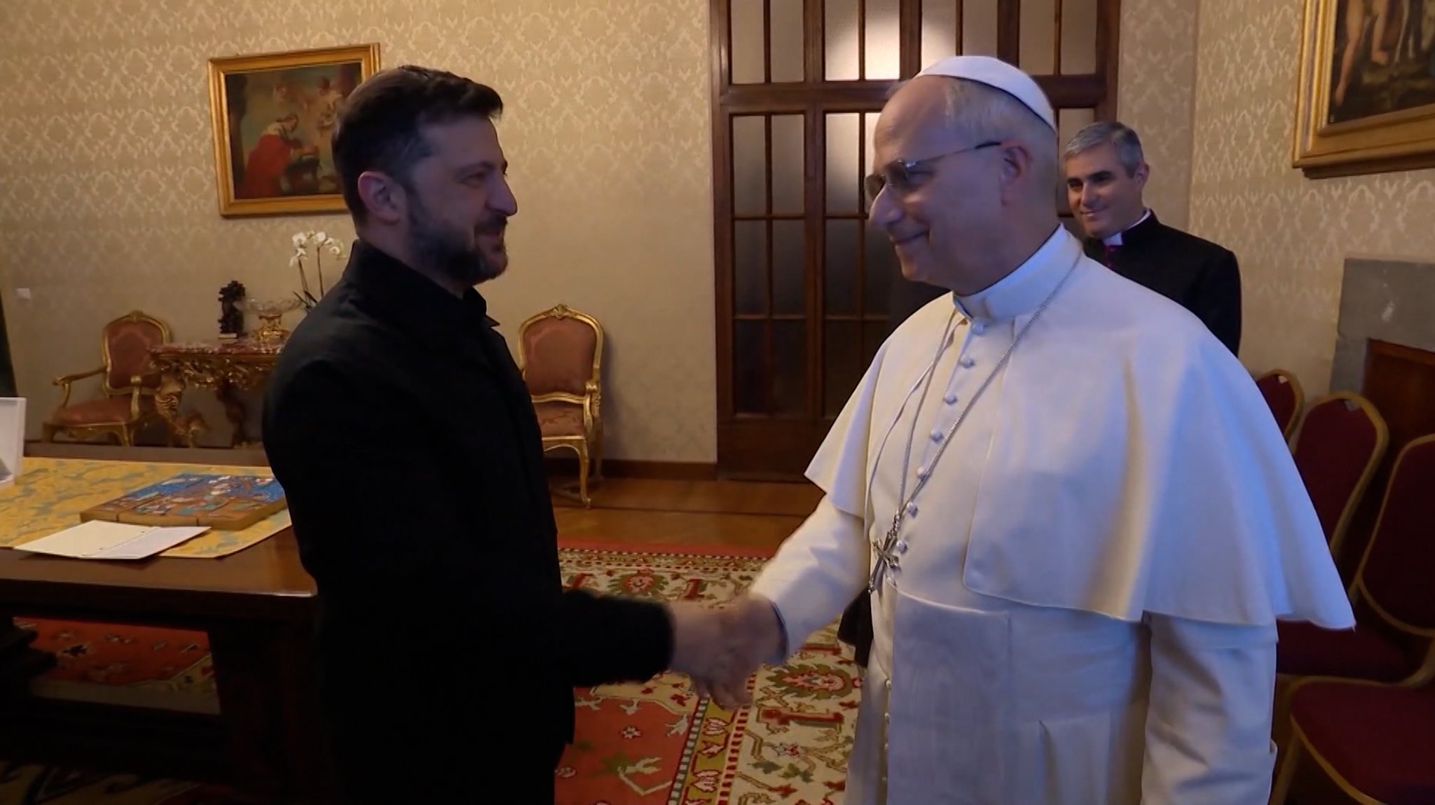 Präsident Selenskyj wirbt bei den Verbündeten in Europa um Unterstützung. Heute auch beim Papst. | Bild: Bayerischer Rundfunk 2025 Präsident Selenskyj wirbt bei den Verbündeten in Europa um Unterstützung. Heute auch beim Papst.