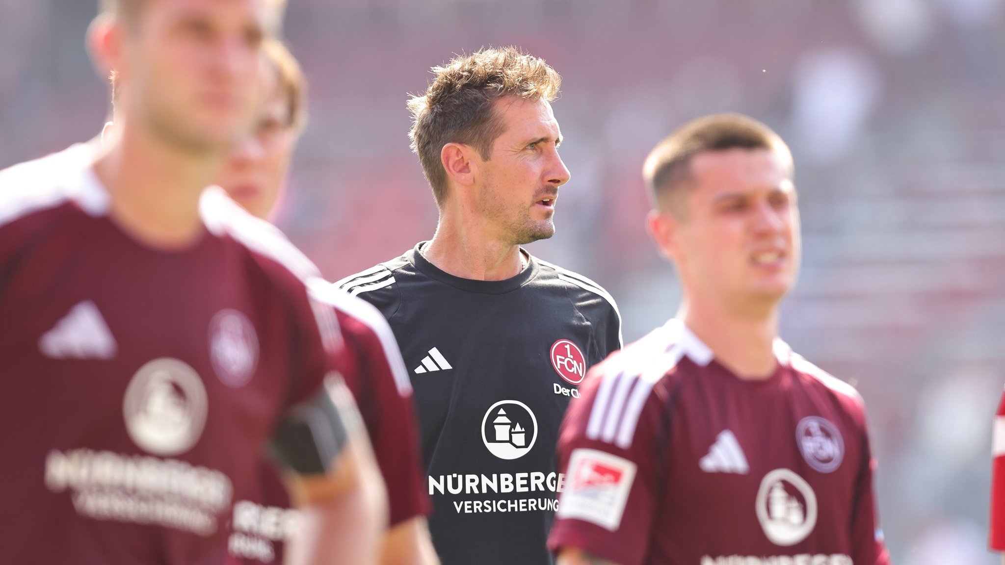 Trainer Miroslav Klose und Spieler des 1. FC Nürnberg