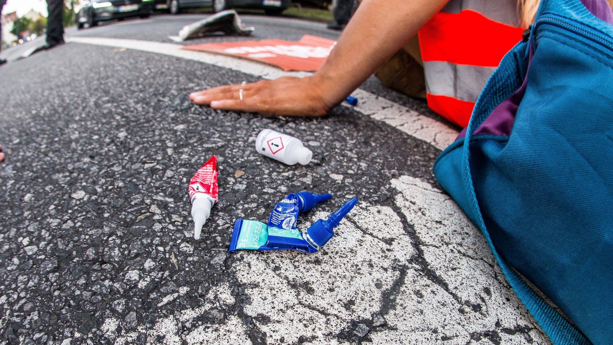 Klimaaktivisten kleben sich auf einer Straße fest