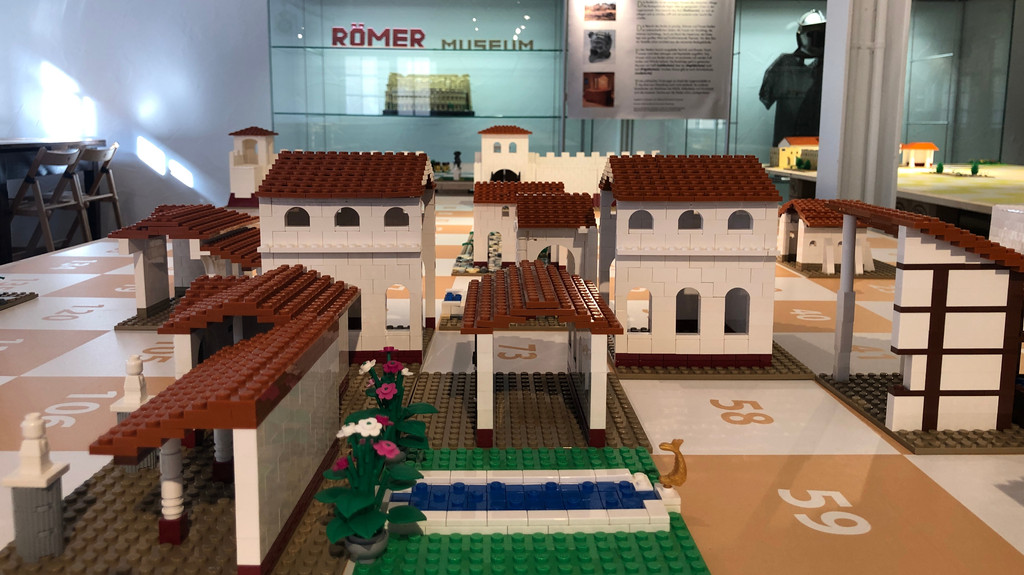 Erste Lego-Häuser in der Mitmach-Ausstellung "Baustelle Römerstadt"