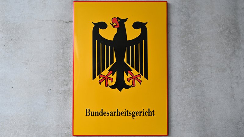 Schild mit der Aufschrift "Bundesarbeitsgericht" | Bild: dpa-Bildfunk/Martin Schutt Schild mit der Aufschrift "Bundesarbeitsgericht"