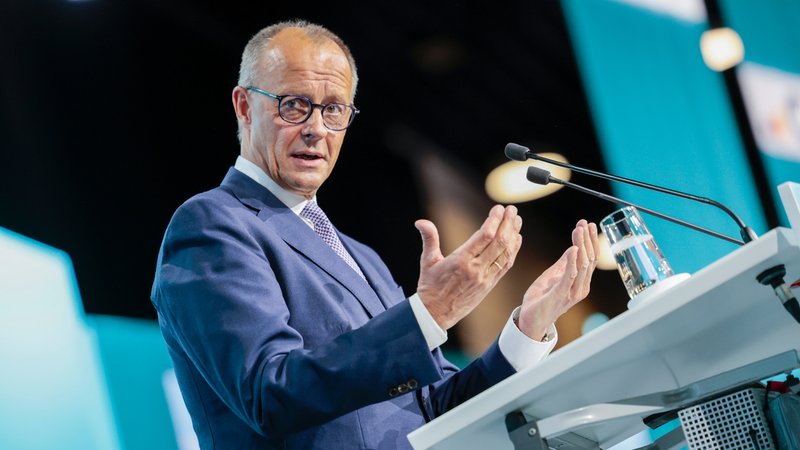 Bundeskanzler Friedrich Merz (CDU) spricht beim Landesparteitag der CDU Nordrhein-Westfalen am 30.08.2025 in Bonn. | Bild: picture alliance/dpa | Thomas Banneyer Bundeskanzler Friedrich Merz (CDU) spricht beim Landesparteitag der CDU Nordrhein-Westfalen am 30.08.2025 in Bonn.