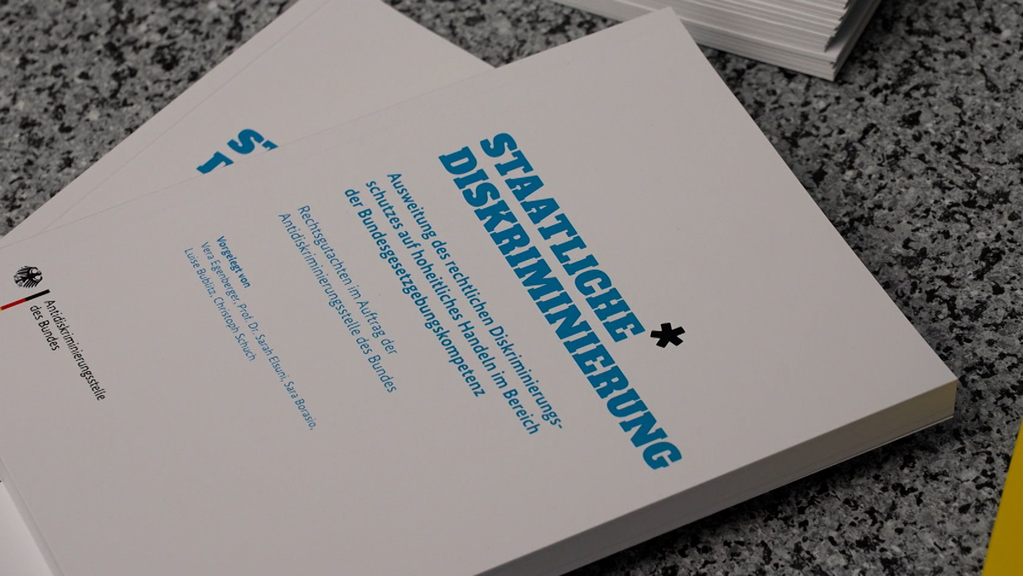 Immer wieder werden Menschen in deutschen Behörden oder Ämtern diskriminiert. Das hat eine repräsentative Umfrage im Auftrag der Antidiskriminierungsbeauftragten des Bundes, Ferda Ataman, ergeben.