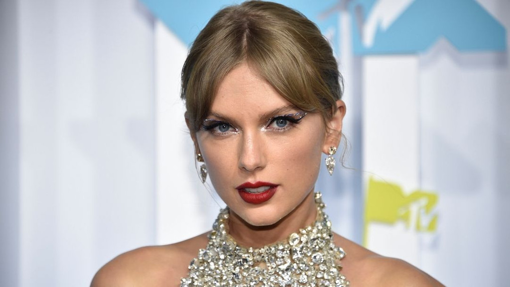 Pop-Sängerin Taylor Swift posiert im funkelnden Neckholder-Dress