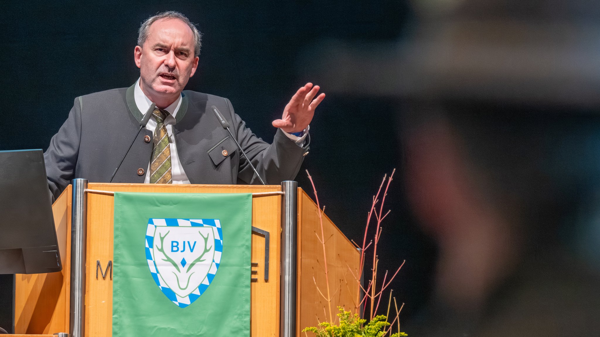 Hubert Aiwanger (Freie Wähler), bayerischer Wirtschaftsminister, spricht in der Max-Reger-Halle auf der Landesversammlung des Bayerischen Jagdverbands (BJV). | Bild: picture alliance/dpa | Armin Weigel Hubert Aiwanger (Freie Wähler), bayerischer Wirtschaftsminister, spricht in der Max-Reger-Halle auf der Landesversammlung des Bayerischen Jagdverbands (BJV).