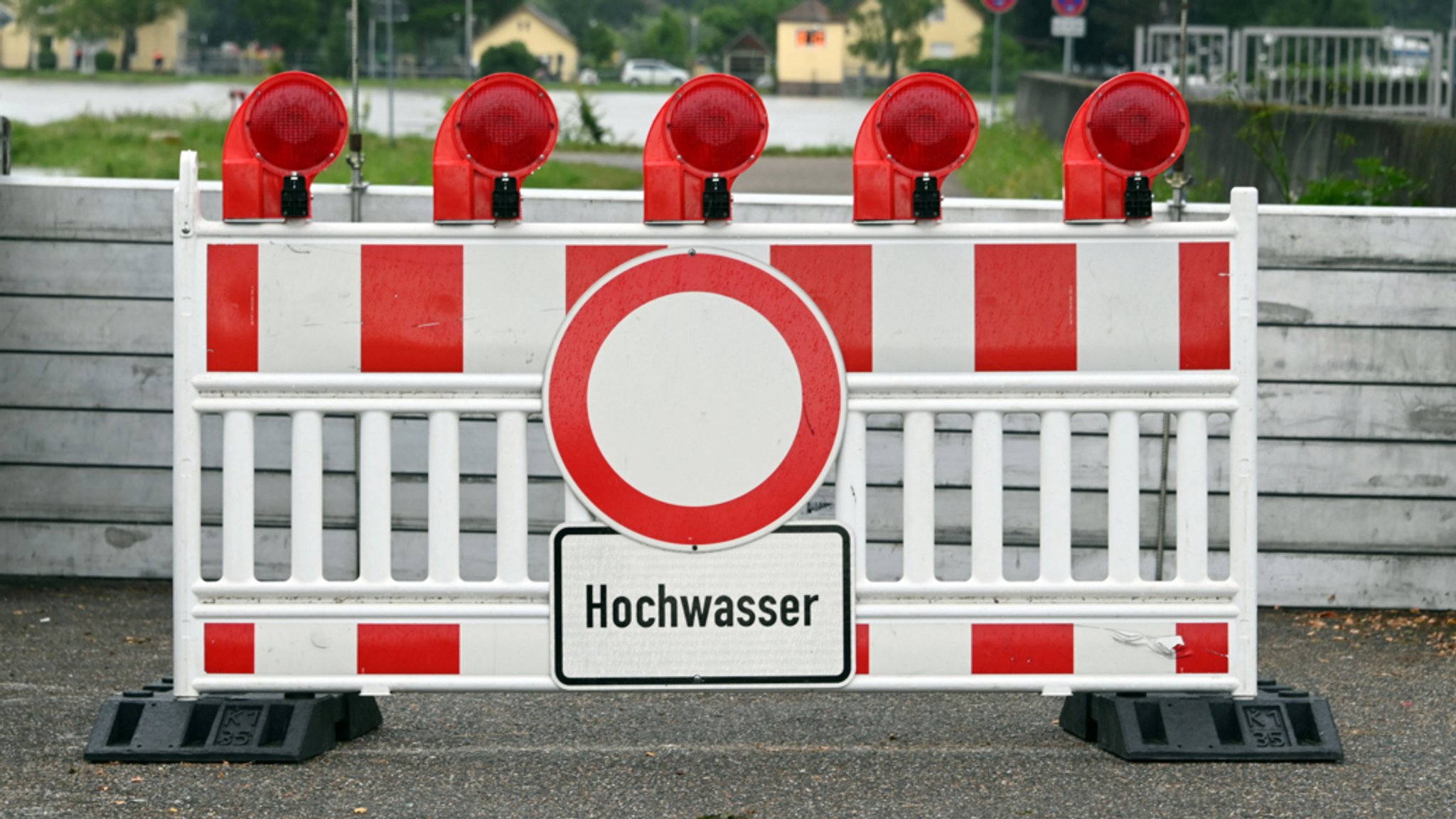 Ein Weg ist abgesperrt mit dem Hinweisschild "Hochwasser".