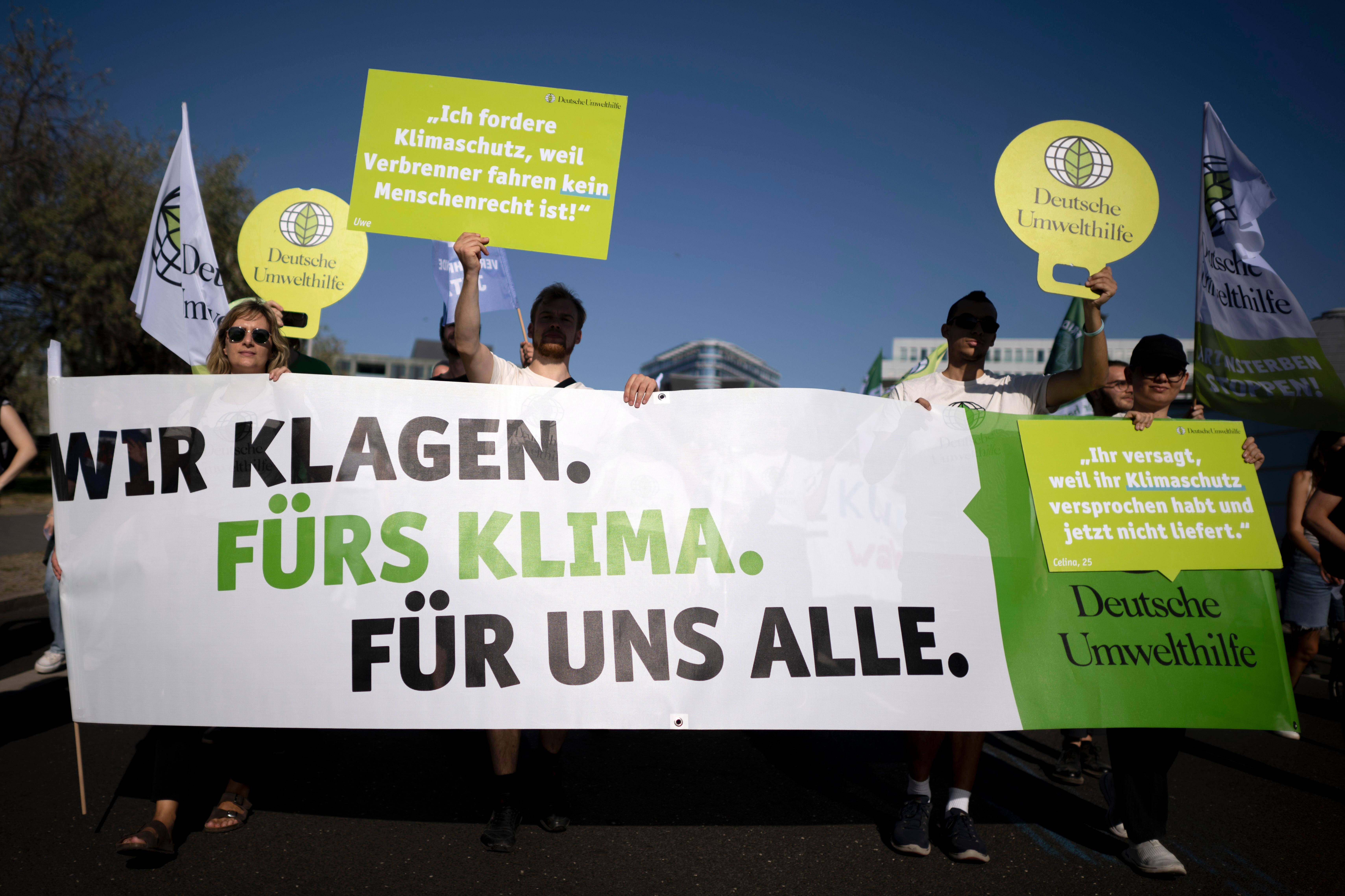 (Symbolbild, Archivbild 20.09.2024) Demonstrierende der Fridays For Future Bewegung mit Transparent "Wir klagen fuers Klima fuer uns alle".