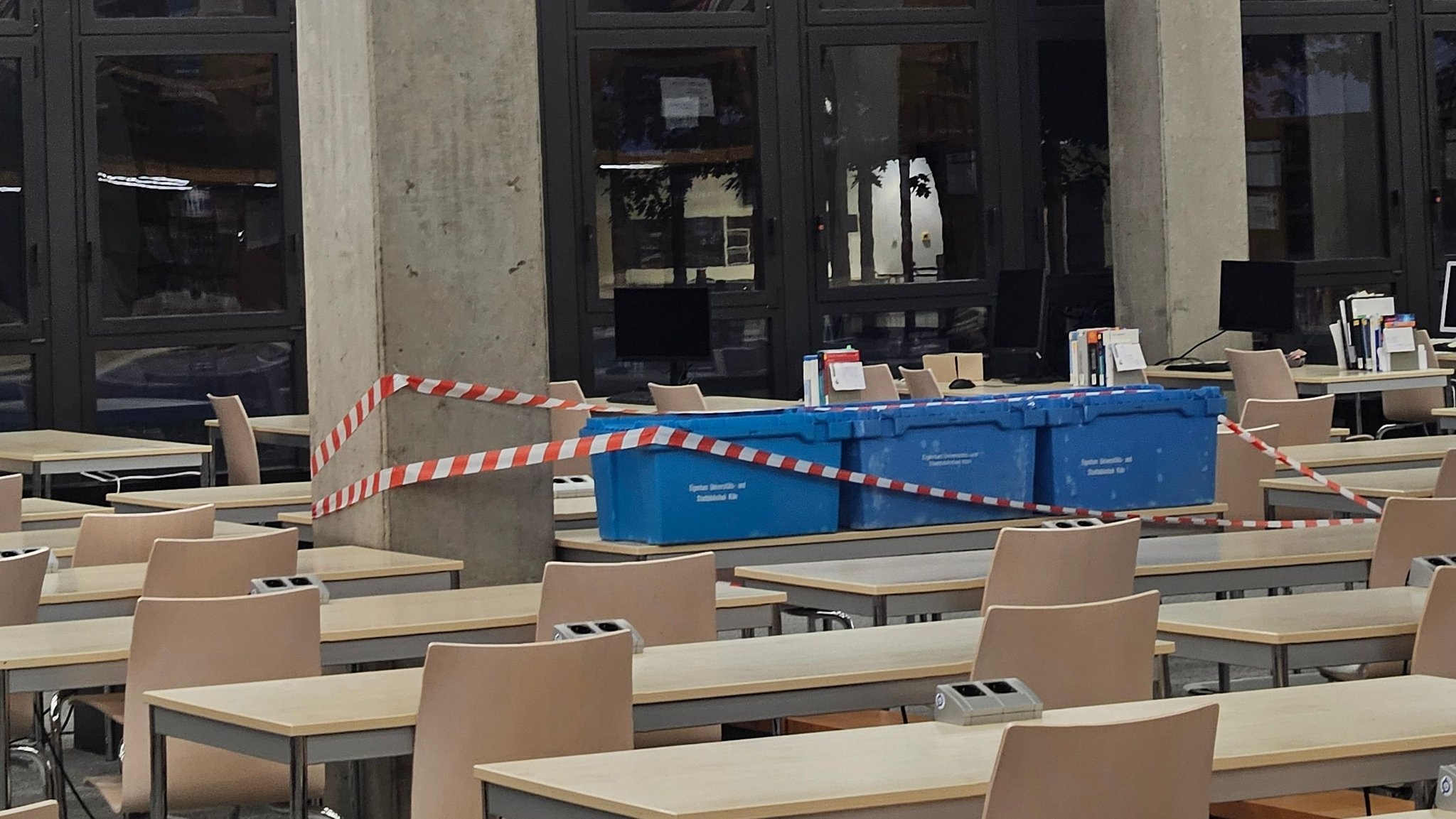 Bei Regenwetter werden an der Uni Regensburg in manchen Gängen und in der Jura-Bibliothek Eimer aufgestellt, weil das Dach undicht ist.