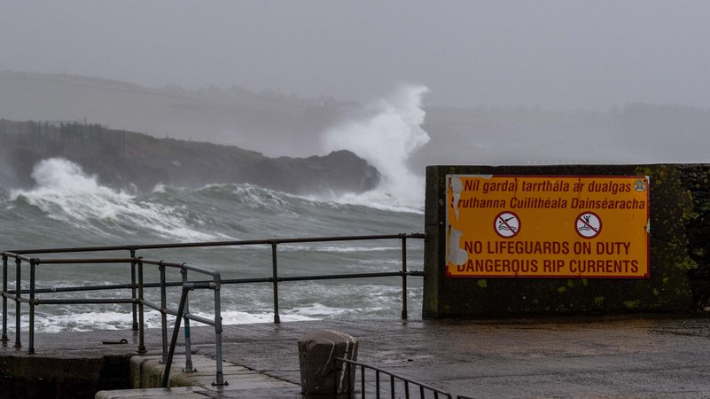 Sturm an der irischen Küste (Archivbild) | Bild: picture alliance / Cover Images | Andy Gibson/Cover Images Sturm an der irischen Küste (Archivbild)