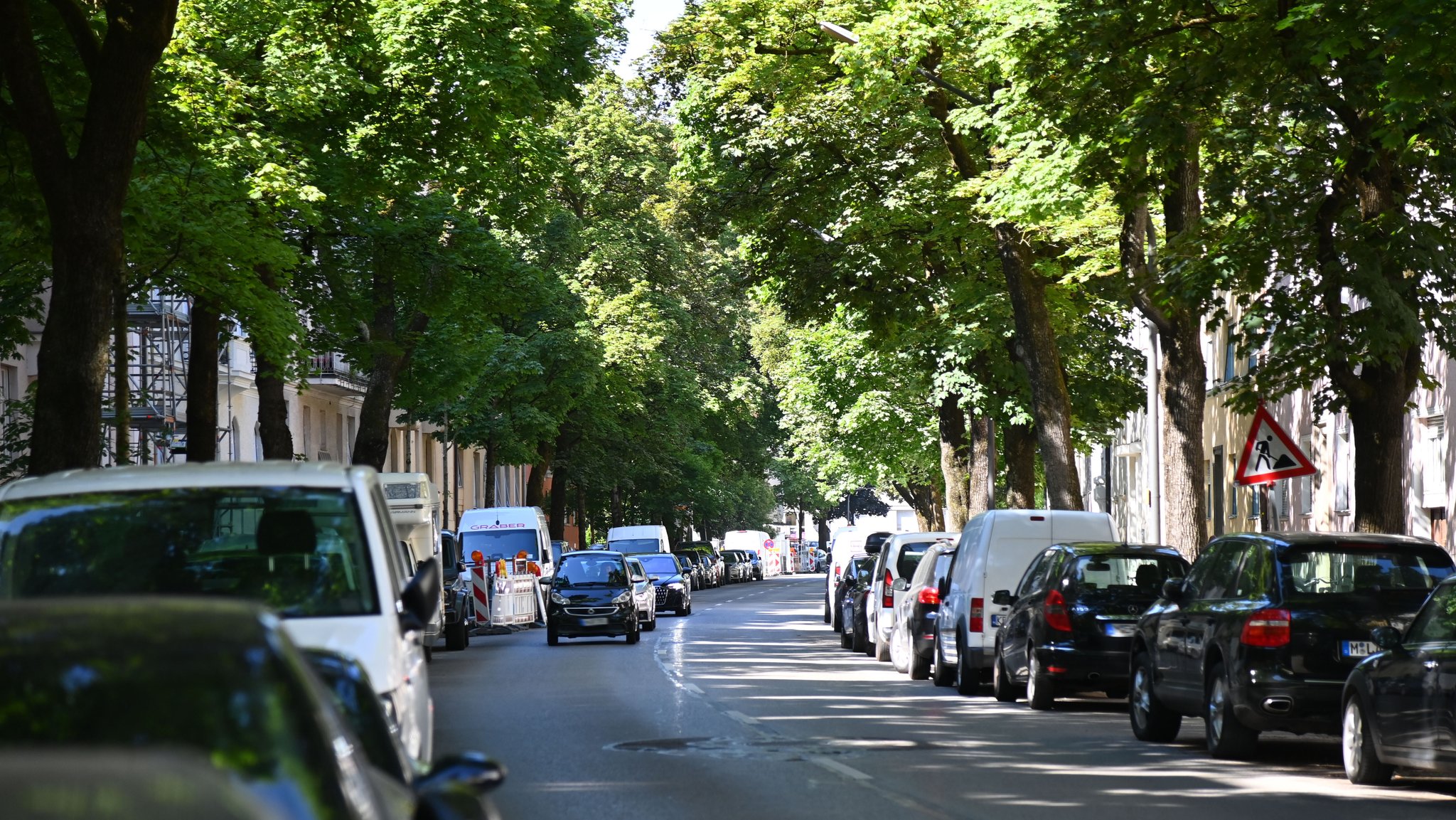 Begrünte Straße in München | Bild: picture alliance / SvenSimon | Frank Hoermann / SVEN SIMON Begrünte Straße in München