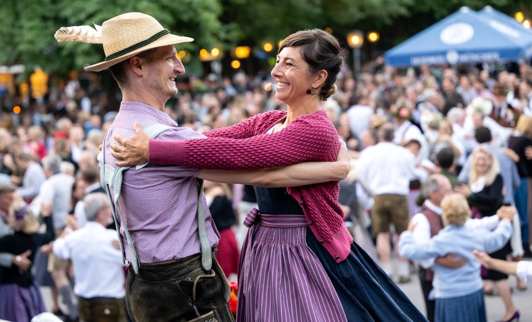Περίπου 10.000 άτομα χορεύουν στο Kocherlball στο Μόναχο