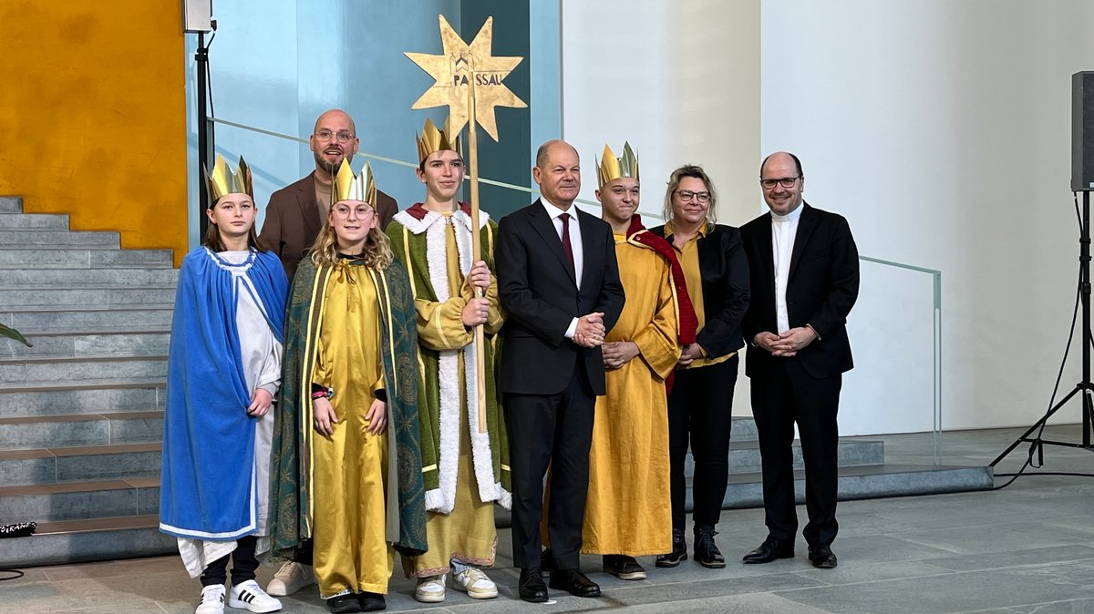 Die Sternsingergruppe der Pfarrei St. Peter in Passau beim Sternsingerempfang von Bundeskanzler Olaf Scholz.