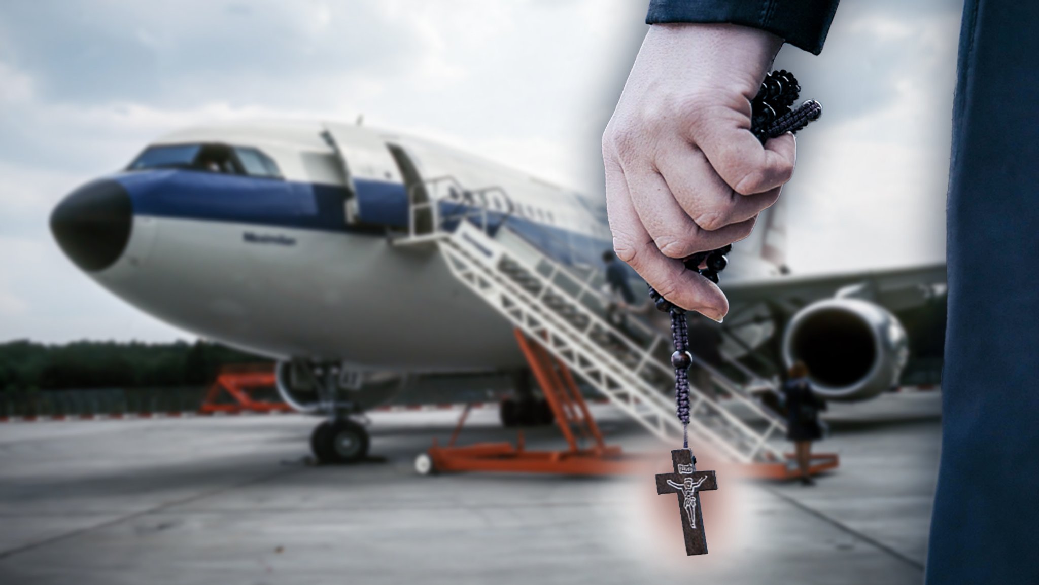 Priester steht vor einem Flugzeug | Bild: © Bayerischer Rundfunk Priester steht vor einem Flugzeug