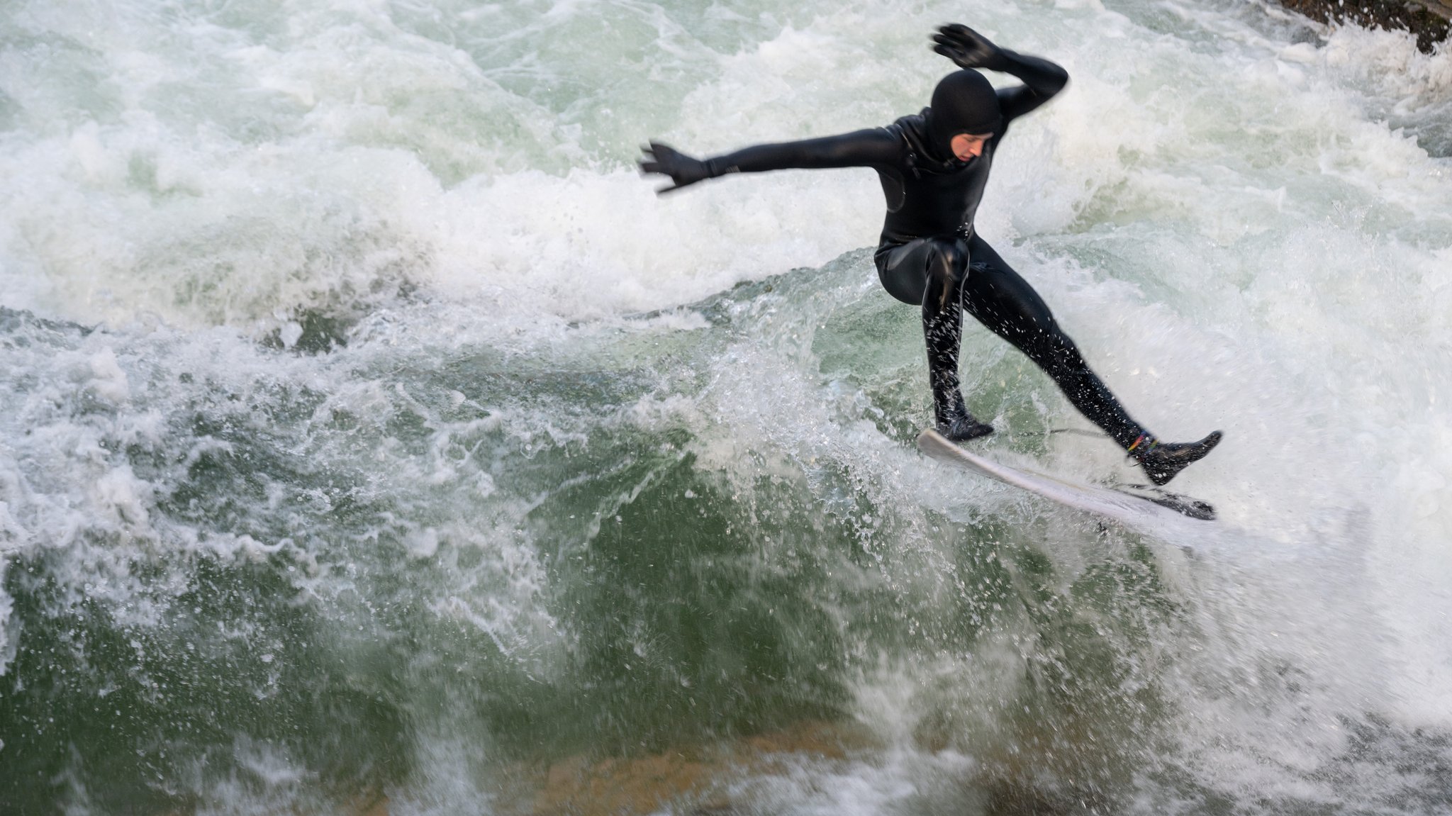 "Lebensgefahr" auf Eisbachwelle: Stadt verbietet das Surfen