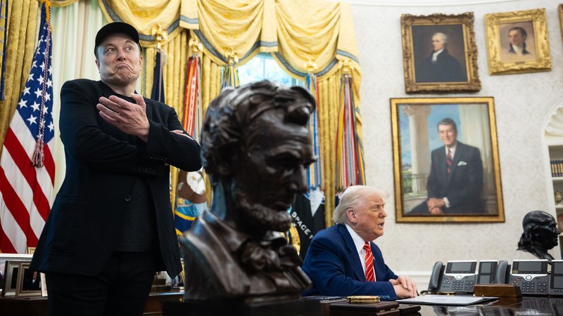 Musk und Trump auf der Verabschiedung von Elon Musk im Oval Office | Bild: Picture Alliance Musk und Trump auf der Verabschiedung von Elon Musk im Oval Office