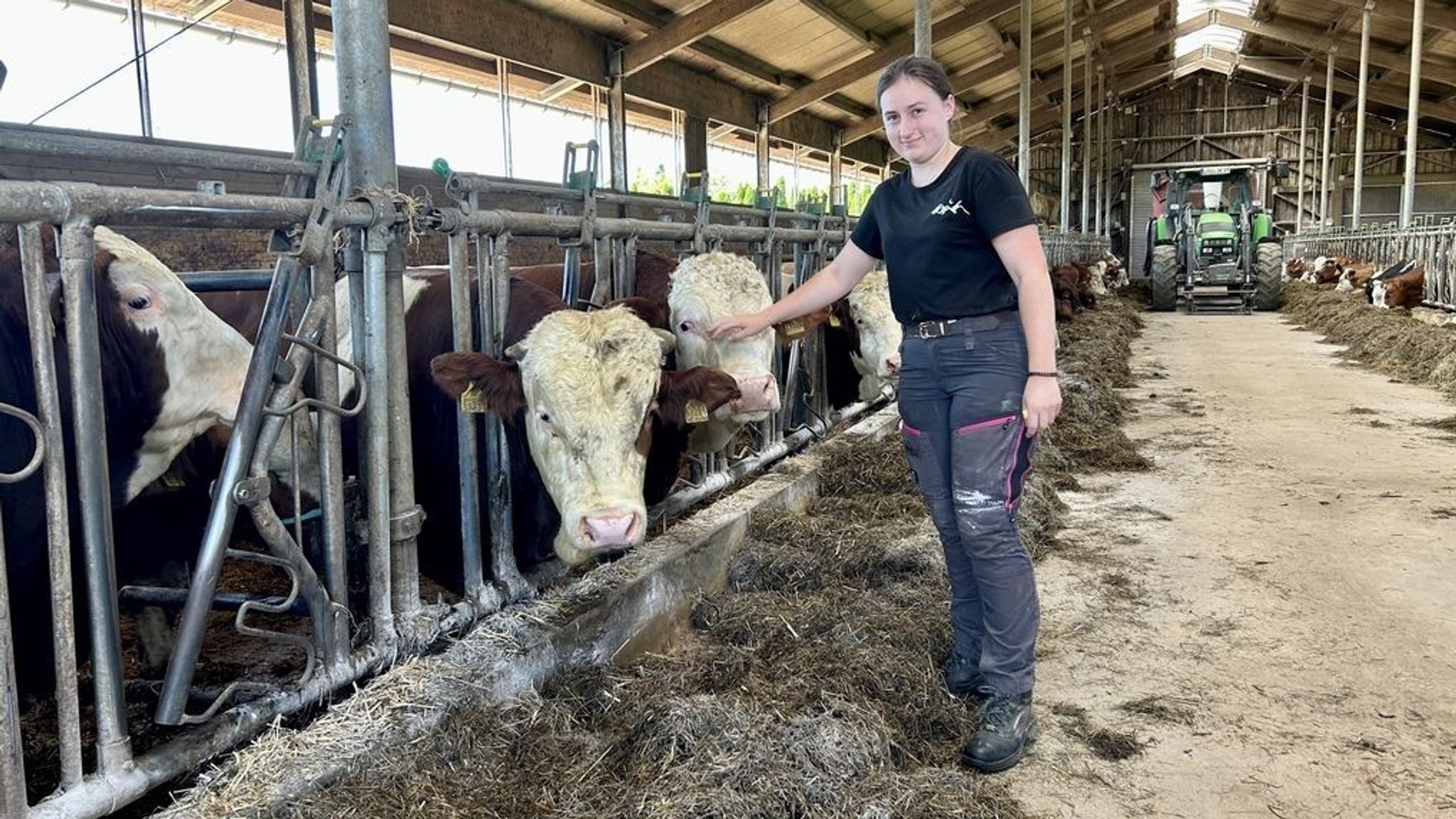 Nicole König im Rindermaststall in Eismannsberg