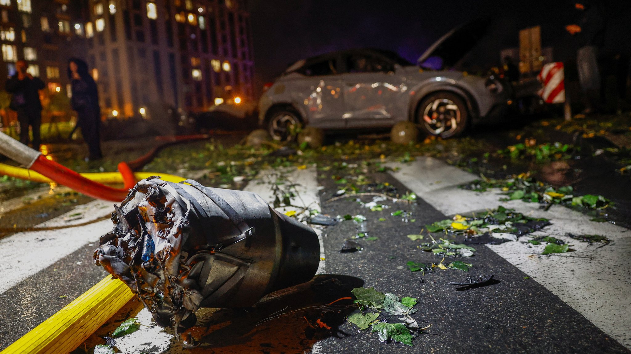 Folgen eines russischen Drohnenangriffs in Kiew am 12. Oktober 2026 | Bild: REUTERS/Valentyn Ogirenko Folgen eines russischen Drohnenangriffs in Kiew am 12. Oktober 2026