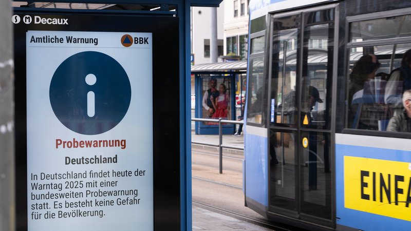 An einer Tramhaltestelle am Stachus in München ist eine Meldung zum Probealarm auf einer Anzeigetafel zu sehen. | Bild: dpa-Bildfunk/Leonie Asendorpf An einer Tramhaltestelle am Stachus in München ist eine Meldung zum Probealarm auf einer Anzeigetafel zu sehen.