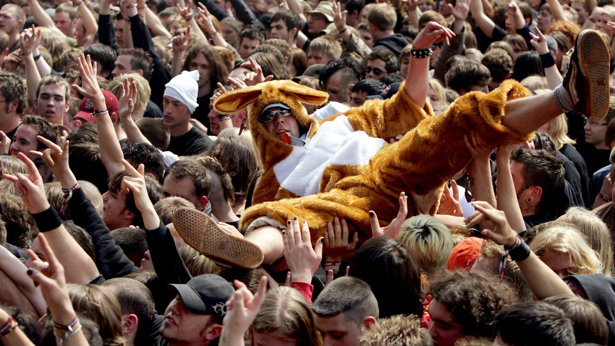 Ein als Hase verkleideter Mann lässt sich bei einem Festival auf Händen tragen. | Bild: picture-alliance/ dpa | Frank May Ein als Hase verkleideter Mann lässt sich bei einem Festival auf Händen tragen.