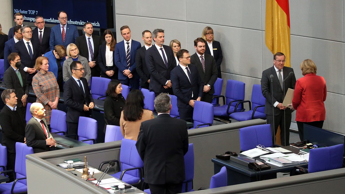 Der neue Verteidigungsminister Boris Pistorius (SPD, 2.v.r) legt vor dem Deutschen Bundestag seinen Amtseid ab. Rechts steht Bärbel Bas (SPD), Bundestagspräsidentin.