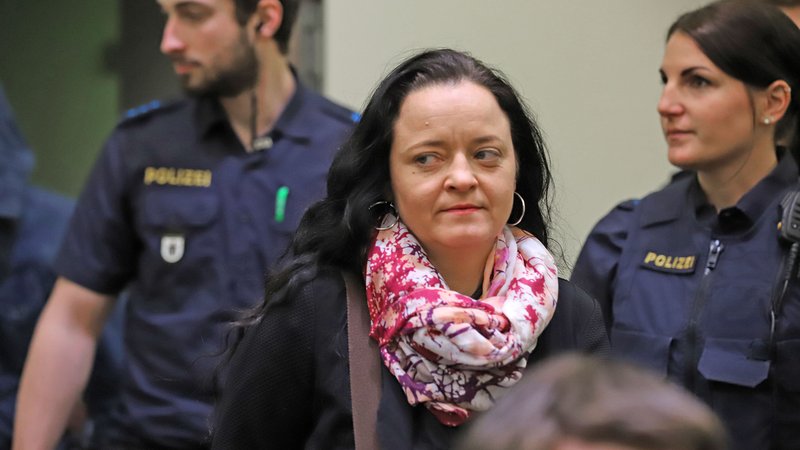 Archiv: Die NSU-Terroristin Beate Zschäpe am 03.11.2021 - dem 402. Prozesstag -auf dem Weg ins Gericht | Bild: picture alliance / Eibner-Pressefoto | Eibner-Pressefoto / Koehler Archiv: Die NSU-Terroristin Beate Zschäpe am 03.11.2021 - dem 402. Prozesstag -auf dem Weg ins Gericht