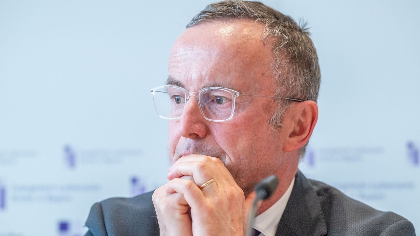 Landesbischof bricht Lanze für den Wehrdienst und warnt vor AfD | BR24
