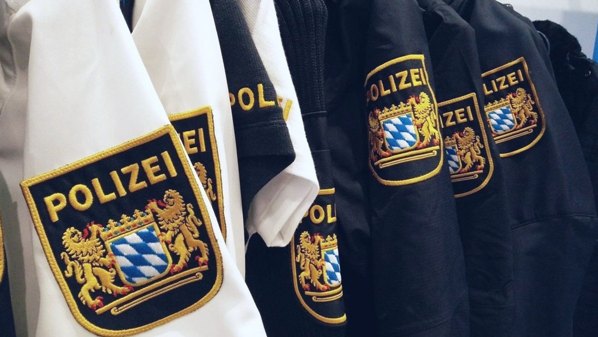 Polizeiuniformen an einer Stange (Archivbild).