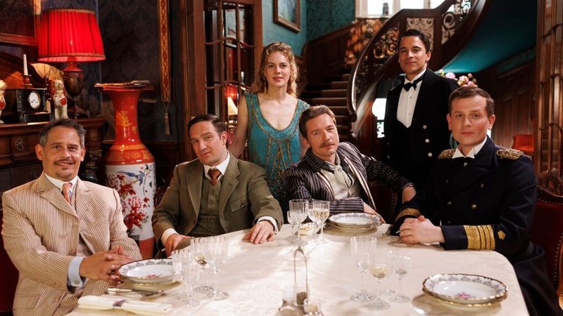 Mister Pommeroy (Moritz Bleibtreu), Mister Winterbottom (Frederick Lau), Sir Toby (Jacob Matschenz) und Admiral von Schneider (Christoph Schechinger, v.l.n.r.) - dahinter die junge Miss Sophie (Alicia von Rittberg) und Butler James (Kostja Ullmann), undatierte Szene aus "Start des "Dinner for One"-Prequels "Miss Sophie - Same Procedure as Every Year" auf Amazon Prime Video. | Bild: dpa-Bildfunk/Frederic Batier Mister Pommeroy (Moritz Bleibtreu), Mister Winterbottom (Frederick Lau), Sir Toby (Jacob Matschenz) und Admiral von Schneider (Christoph Schechinger, v.l.n.r.) - dahinter die junge Miss Sophie (Alicia von Rittberg) und Butler James (Kostja Ullmann), undatierte Szene aus "Start des "Dinner for One"-Prequels "Miss Sophie - Same Procedure as Every Year" auf Amazon Prime Video.