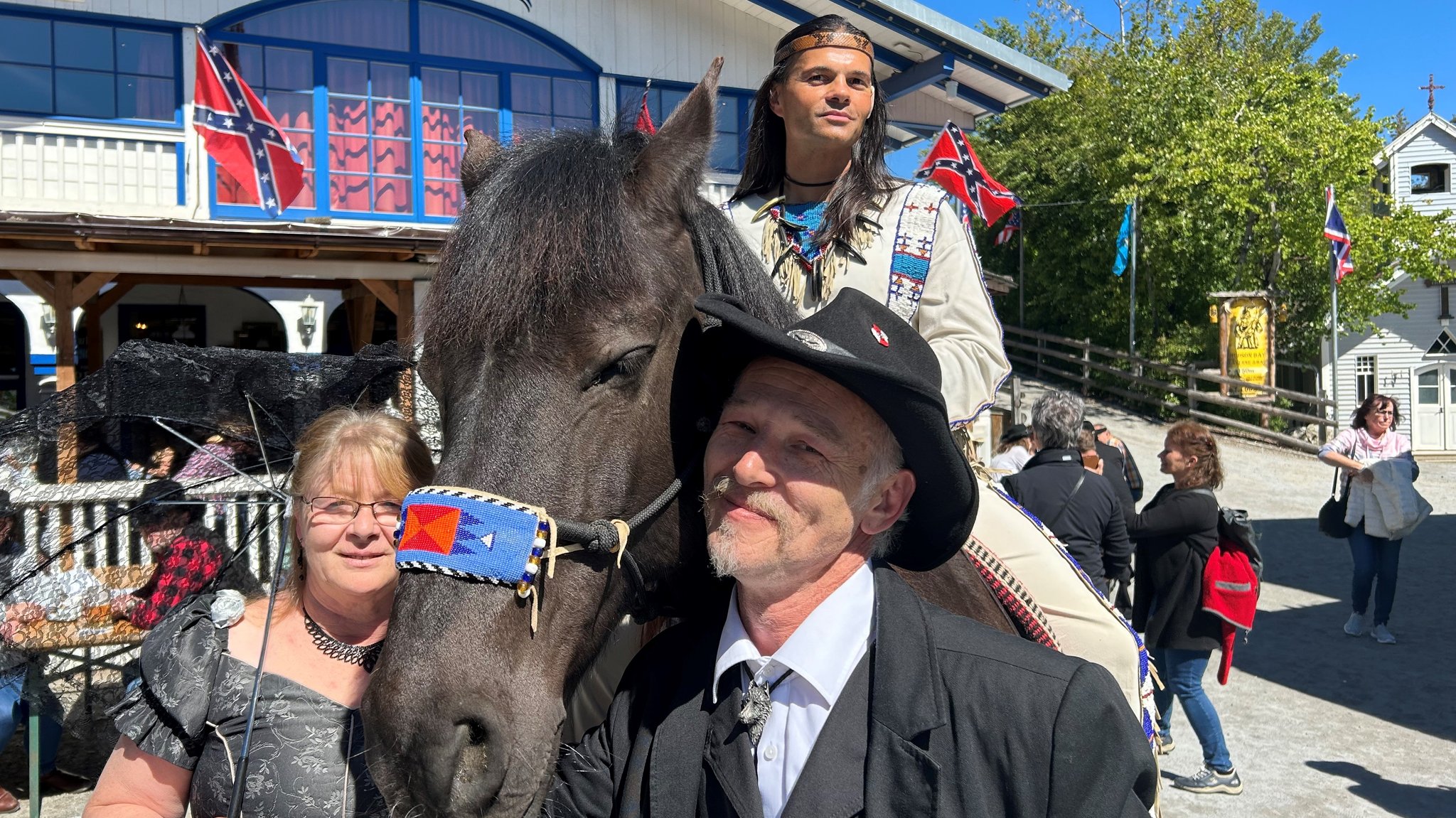 Winnetou - der Häuptling der Westernstadt - zusammen mit Fans.