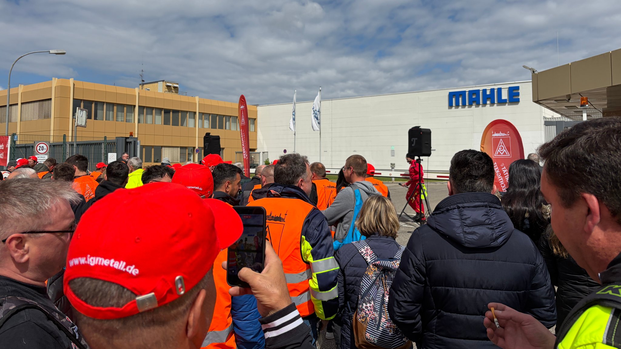 Mitarbeiter versammeln sich vor dem Firmengelände von Mahle in Neustadt