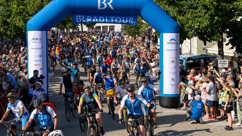 Zum 75. Geburtstag des BR führt die BR-Radltour heuer durch alle bayerischen Regierungsbezirke. Nach dem Motto tagsüber radeln - abends feiern. | Bild: Bayerischer Rundfunk 2024 Zum 75. Geburtstag des BR führt die BR-Radltour heuer durch alle bayerischen Regierungsbezirke. Nach dem Motto tagsüber radeln - abends feiern.