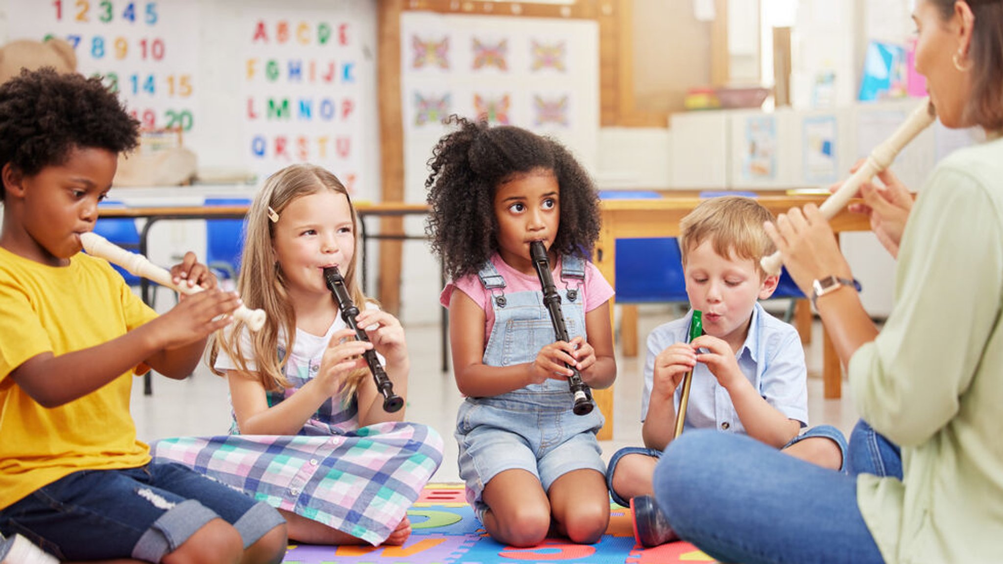 Vier Kinder lernen Blockflöte.