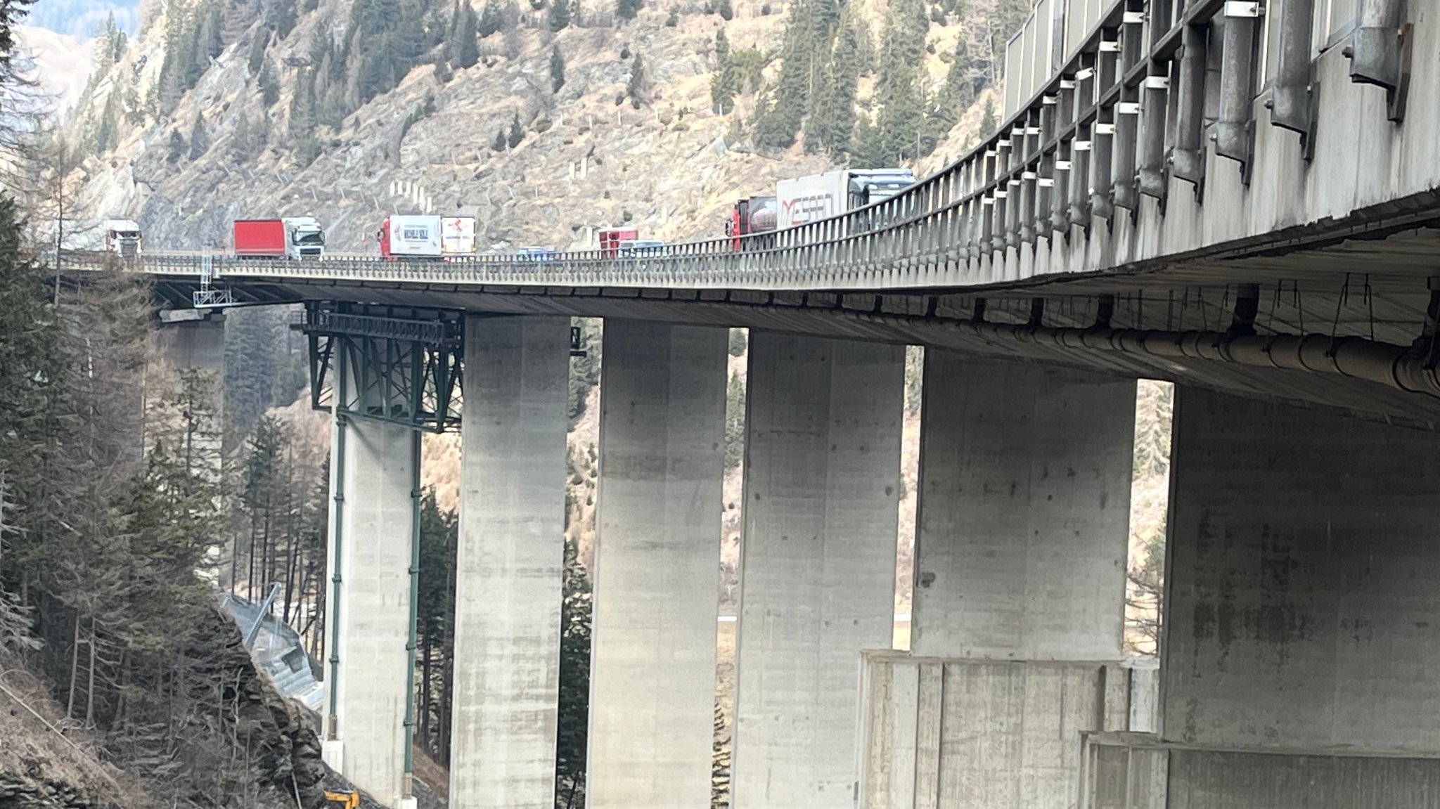 Brücke mit LKW-Verkehr