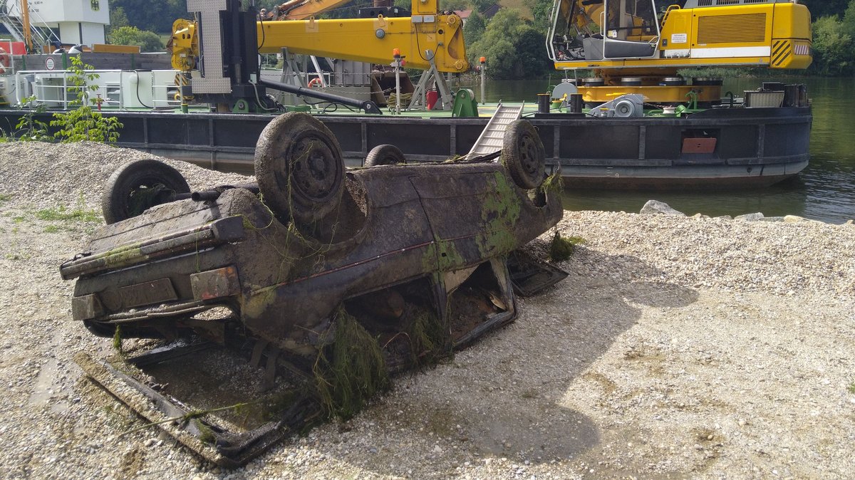 Jahrzehntelang im Wasser: Altes Auto aus Donau geborgen