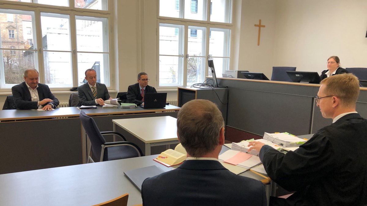 Ex-Rewag-Chef Torsten Briegel mit Anwälten im Gerichtssaal am Landgericht Regensburg