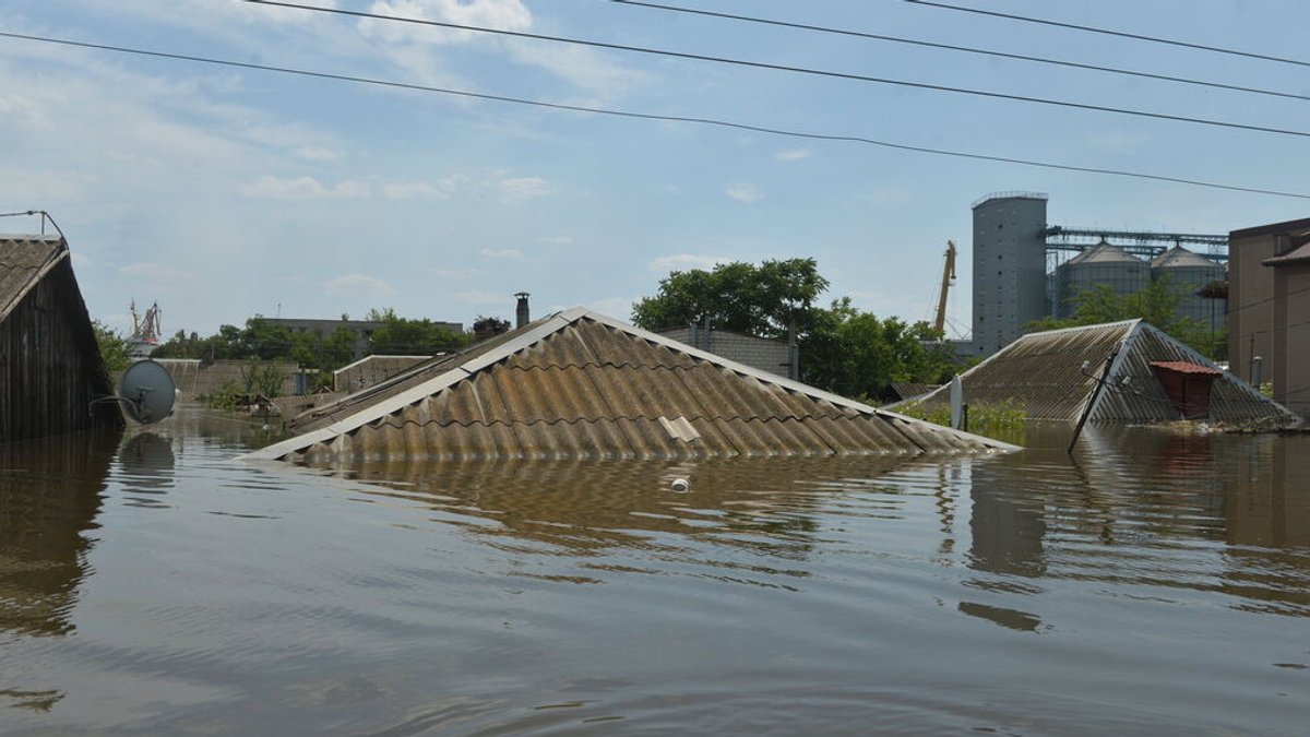 Ukraine, Cherson: Ein überschwemmtes Gebiet. Der Stausee des Dnipro im Süden der Ukraine hat nach der Zerstörung des Kachowka-Staudamms laut Behördenangaben inzwischen mehr als ein Drittel des im Frühjahr angesammelten Hochwassers verloren.