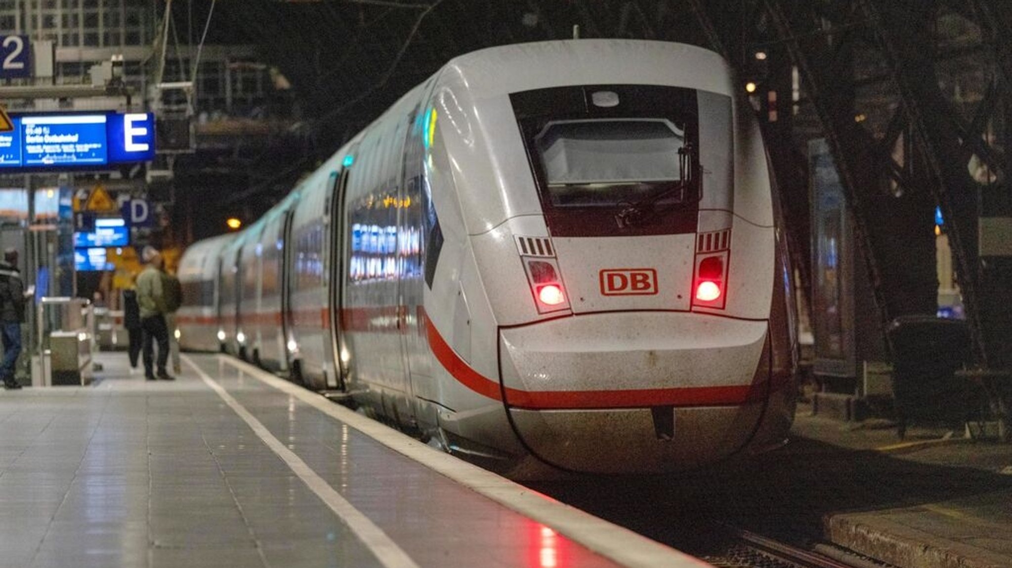 Ein ICE steht am Bahnsteig in Köln.