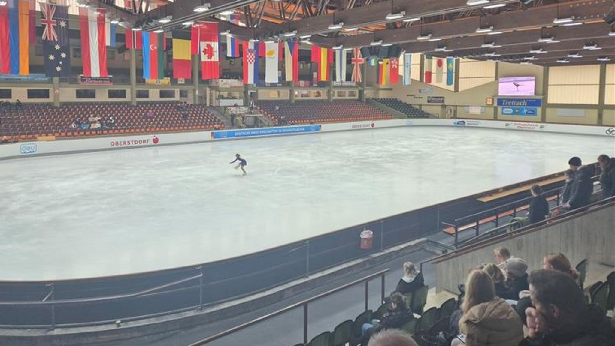 Eine junge Eiskunstläuferin bei ihrer Kür im Oberstdorfer Eisstadion.