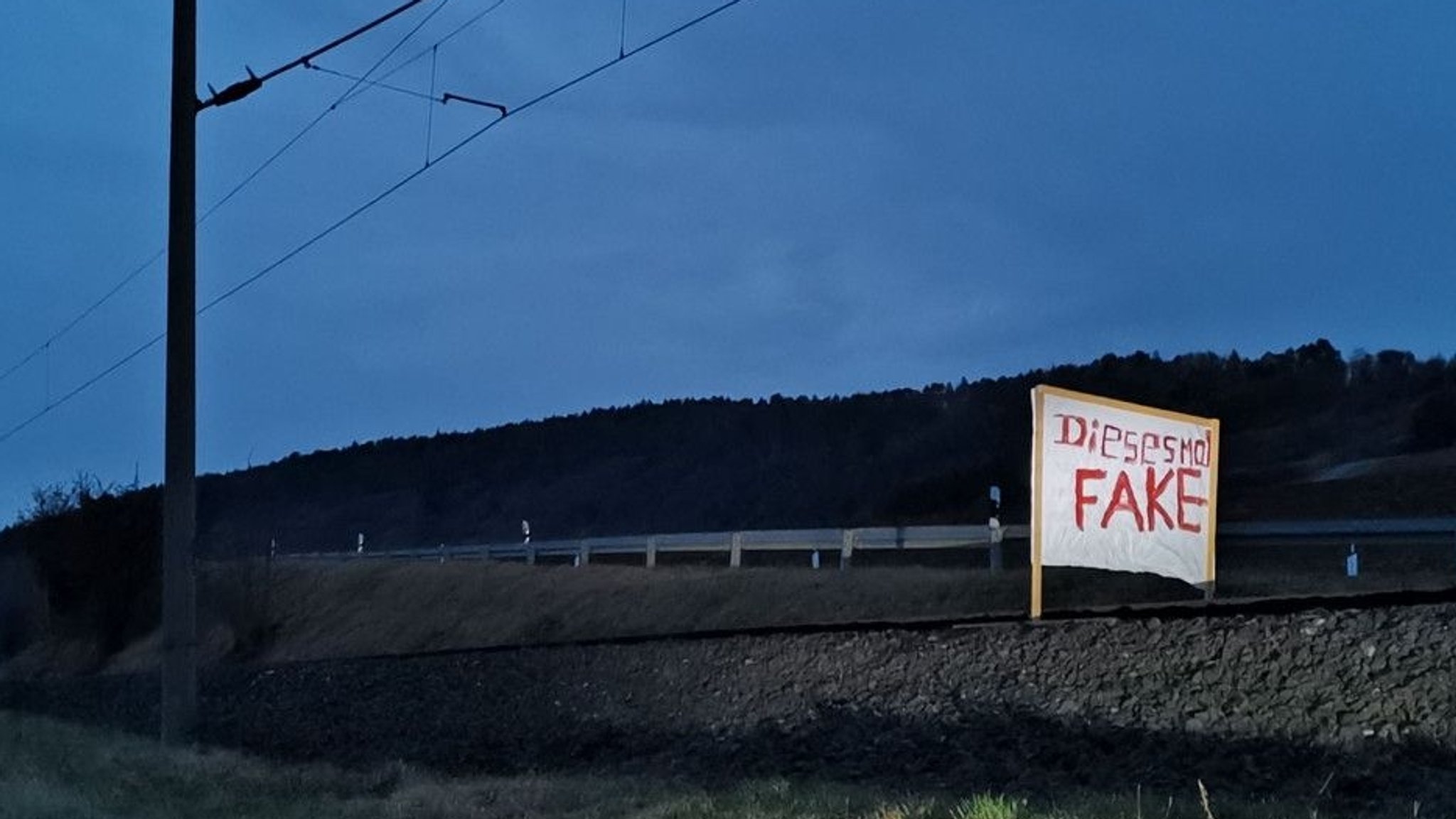 Plakate über Bahngleisen: Angeklagter geht gegen Haftstrafe vor