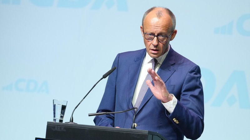 Bundeskanzler Friedrich Merz bei seiner Rede auf der Bundestagung der CDA in Marburg | Bild: picture alliance / Flashpic | Jens Krick Bundeskanzler Friedrich Merz bei seiner Rede auf der Bundestagung der CDA in Marburg
