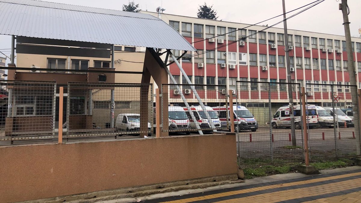 Das Bild zeigt die Außenansicht des Allgemeinen Krankenhauses im serbischen Vranje.