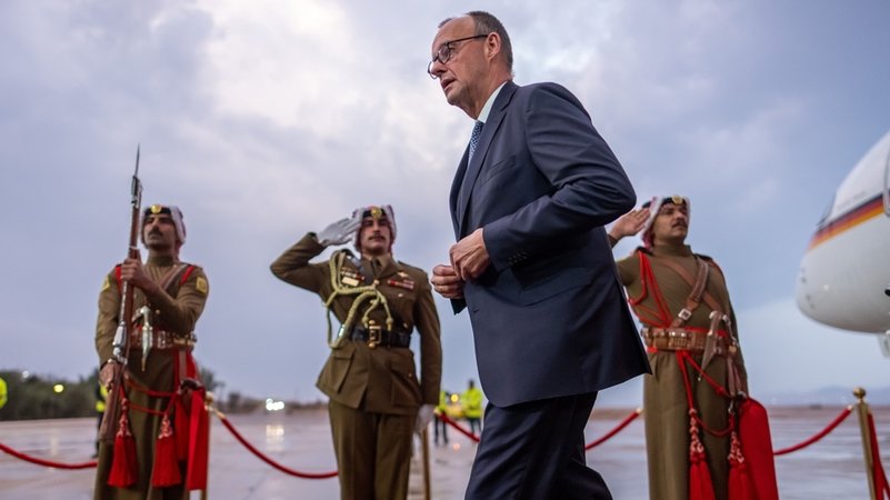 Bundeskanzler Friedrich Merz (CDU) kommt am Flughafen in Akaba an. | Bild: dpa-Bildfunk/Michael Kappeler Bundeskanzler Friedrich Merz (CDU) kommt am Flughafen in Akaba an.