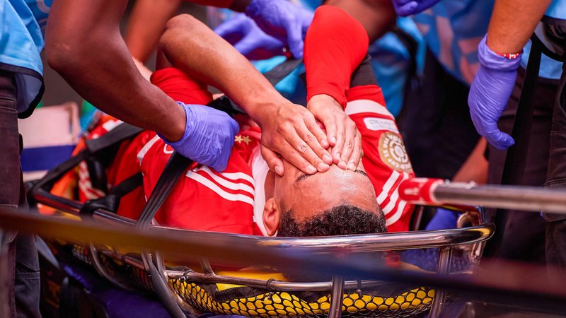 Jamal Musiala auf der Trage | Bild: picture alliance / firo Sportphoto/MEXSPORT | Jose Luis Melgarejo Jamal Musiala auf der Trage