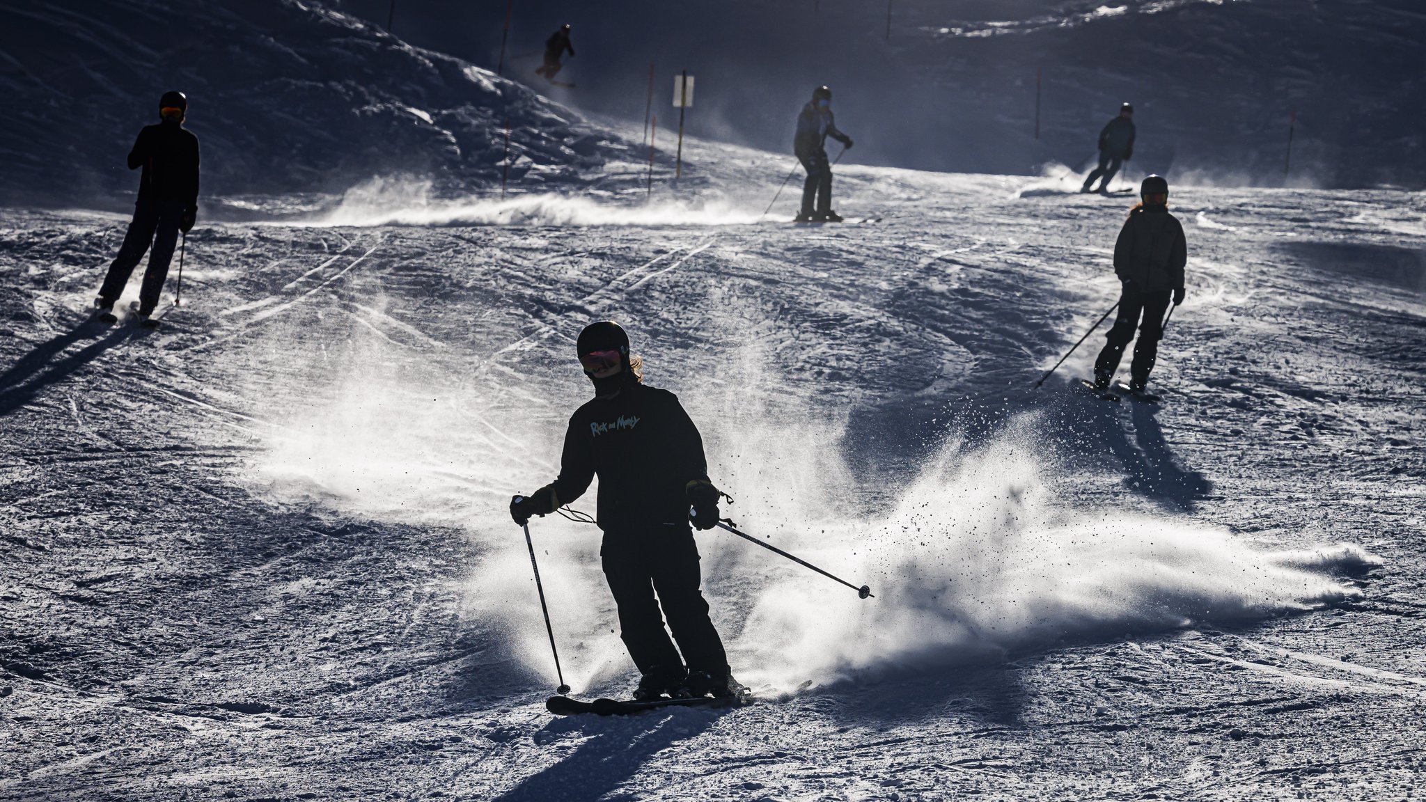 Skifahrer genießen nach Saisonstart Abfahrten.