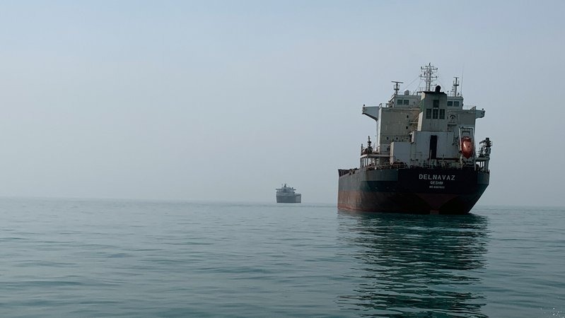 Frachtschiffe in der Straße von Hormus | Bild: picture alliance/dpa | Farshid-M. Bina Frachtschiffe in der Straße von Hormus