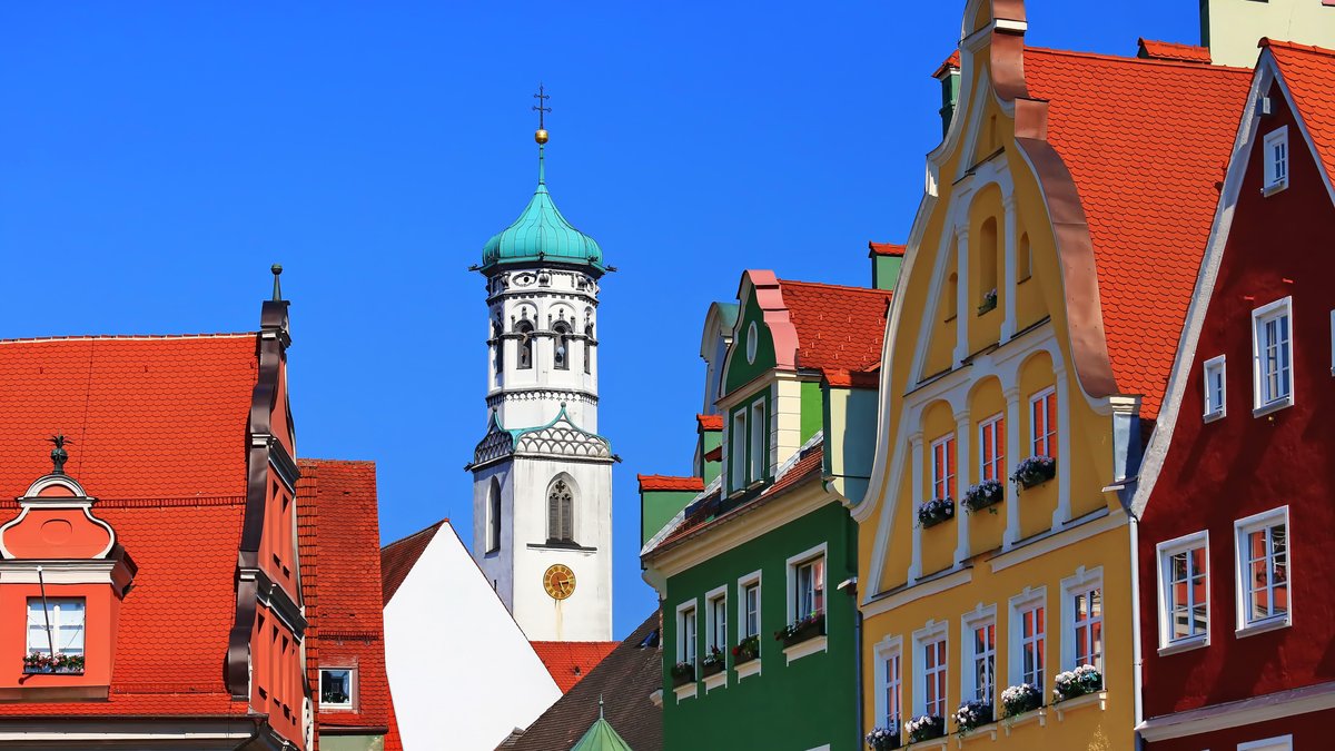 Memmingen: Zwischen den alten sanierten Häusern sieht man den Turm der Sankt Martinskirche (Symbolbild)