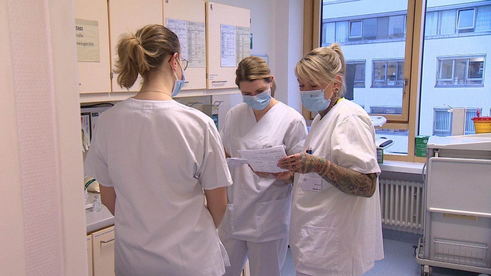 Antje Stroka und ihre Kolleginnen vom Stammpersonal auf einer Station im Uniklinikum Würzburg.