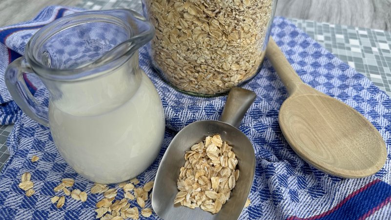 Feine und kernige Haferflocken in einem Glas zum Aufbewahren, dazu Milch für ein Müsli-Frühstück | Bild: picture alliance / CHROMORANGE | Martina Rädlein Feine und kernige Haferflocken in einem Glas zum Aufbewahren, dazu Milch für ein Müsli-Frühstück