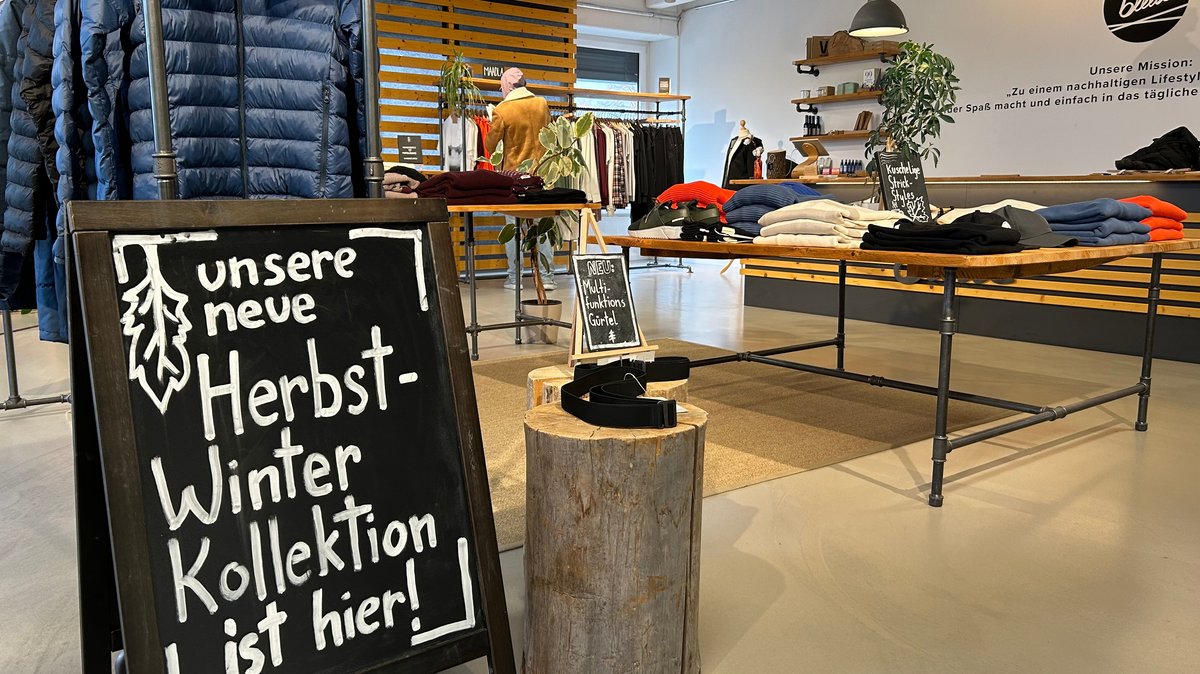 Verkaufsraum des Öko ModeHerstellers bleed in Helmbrechts mit warmen Daunenjacken im Vordergrund 